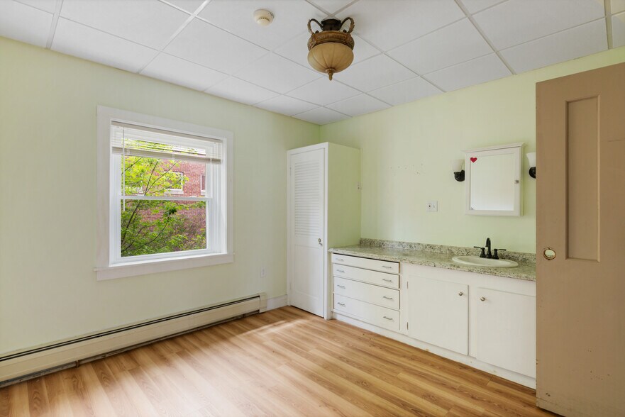 More Photos Of 59 Meadow St, Rutland Flex For Sale