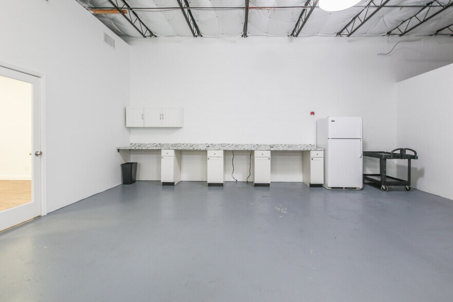 More Photos Of 3501 NW 10th Ave, Oakland Park Warehouse For Lease