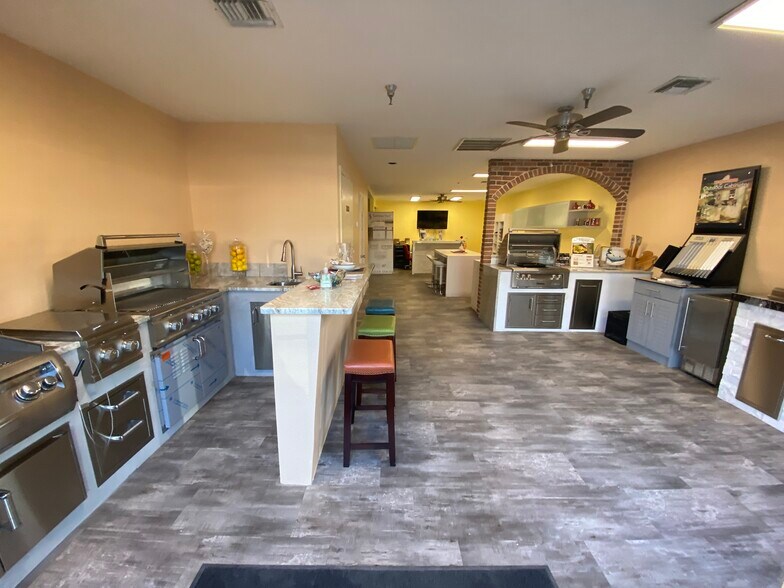 More Photos Of 12155 Metro Pky, Fort Myers Showroom For Lease