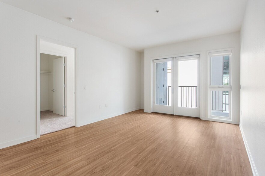 More Photos Of 214 Santa Monica Blvd, Santa Monica Apartments For Lease