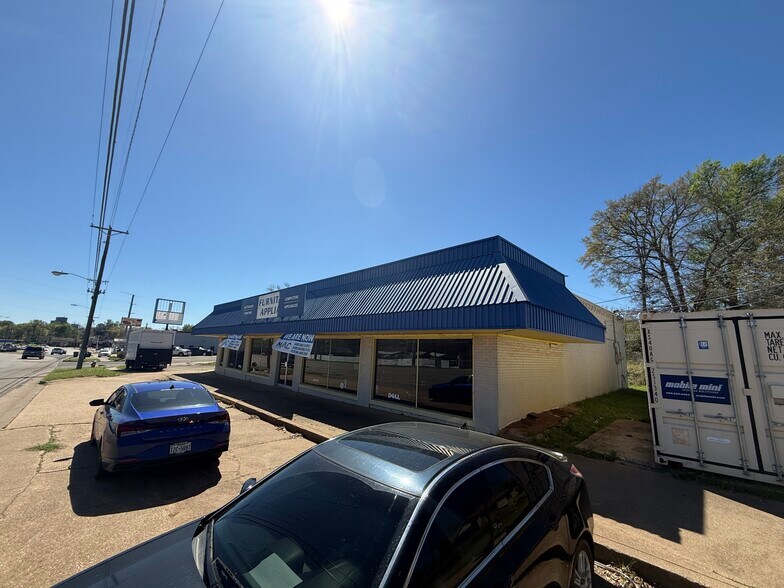 More Photos Of 1404 W Gentry Pky, Tyler Freestanding For Sale