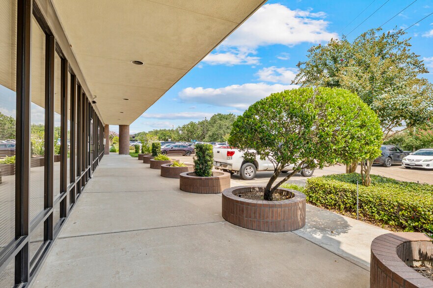 More Photos Of 2525 W Bellfort St, Houston Research And Development For Lease