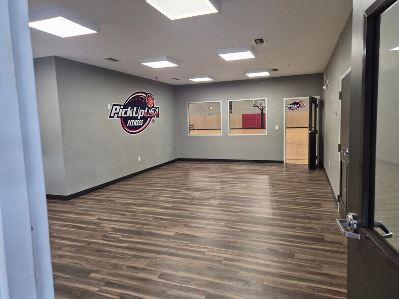 More Photos Of 8200 Cypress Plaza Dr, Jacksonville Health Club For Lease