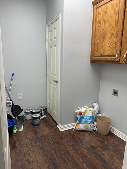 More Photos Of 115 Main st, Italy Office For Sale