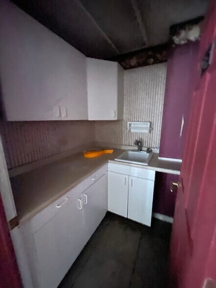 More Photos Of 5002 S Walnut St, South Bloomfield Storefront For Sale