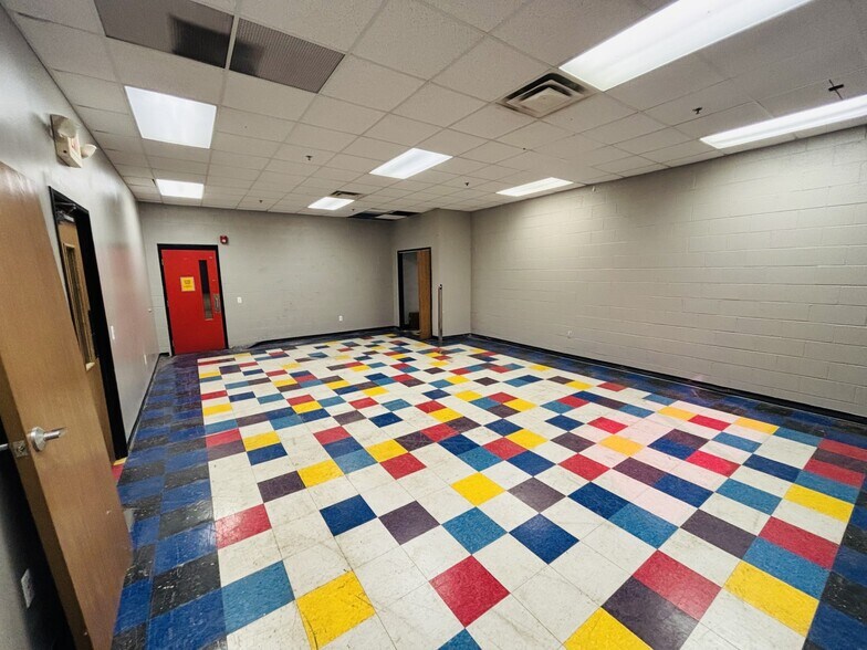 More Photos Of 25710 Northline Rd, Taylor Warehouse For Lease