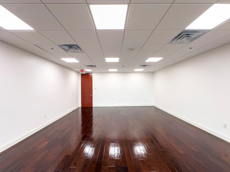 More Photos Of 9999 Bellaire Blvd, Houston Medical For Sale