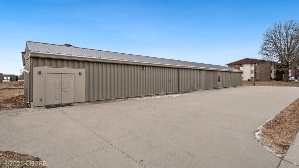 More Photos Of 202 S 9th St, Indianola Storefront For Sale