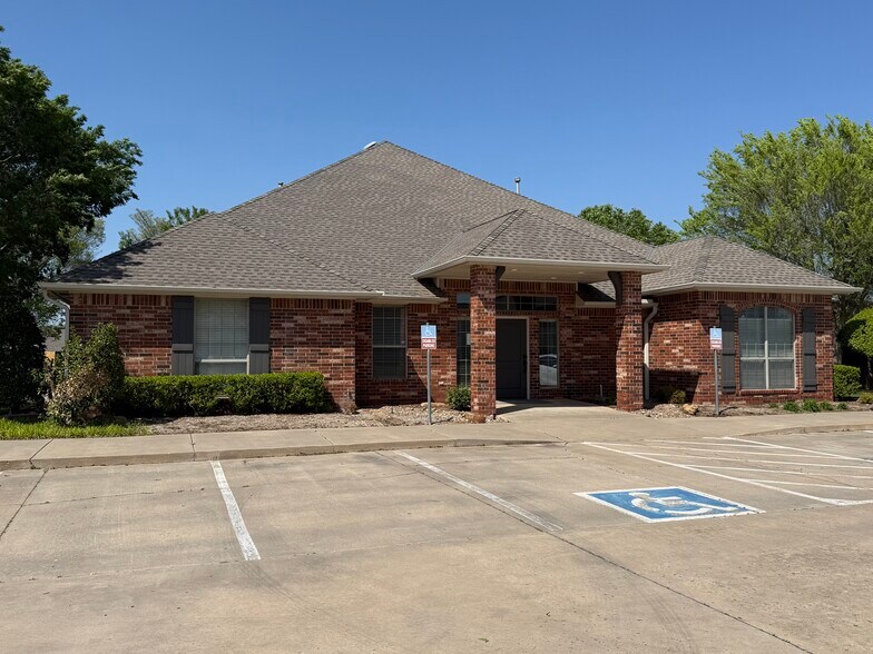 More Photos Of 417 W 18th St, Edmond Unknown For Lease