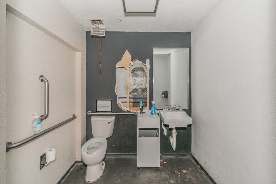 More Photos Of 1820 Canton St, Dallas Warehouse For Sale