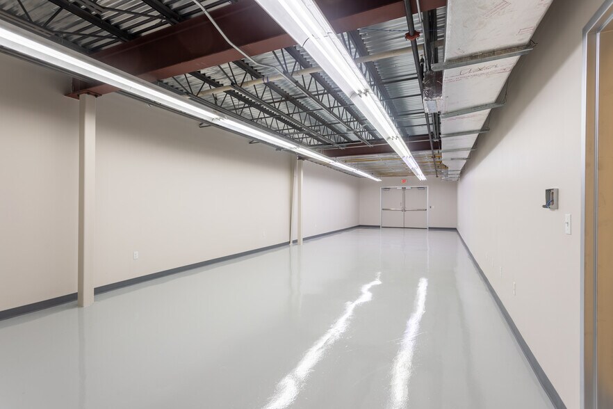 More Photos Of 10731 Gulfdale St, San Antonio Distribution For Sale