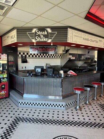 More Photos Of 13800 Lakeside Cir, Sterling Heights Fast Food For Lease