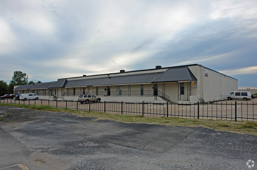 More Photos Of 3022-3032 Lincoln Ct, Garland Warehouse For Lease