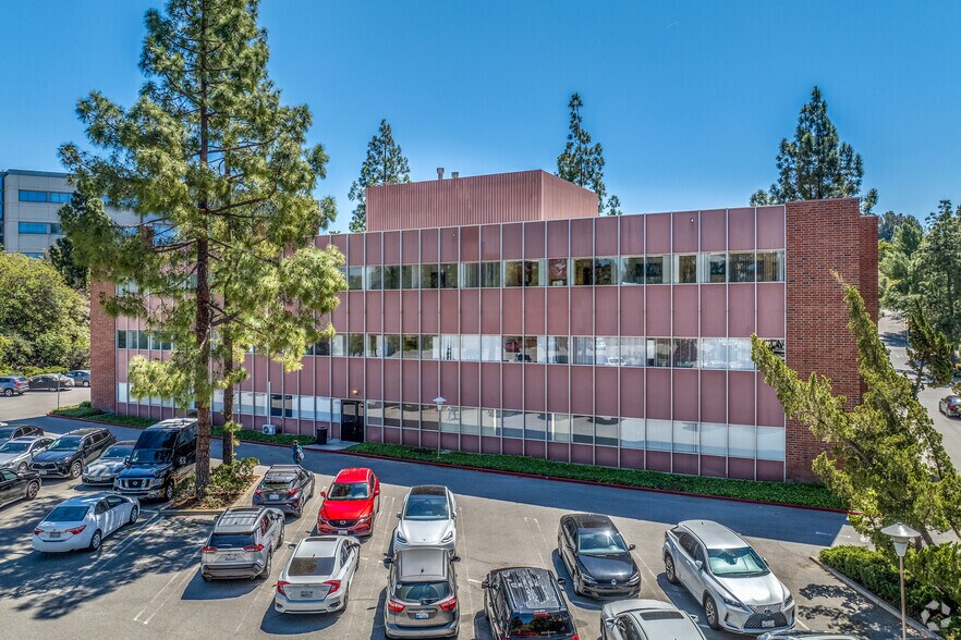 More Photos Of 2220 Lynn Rd, Thousand Oaks Medical For Lease