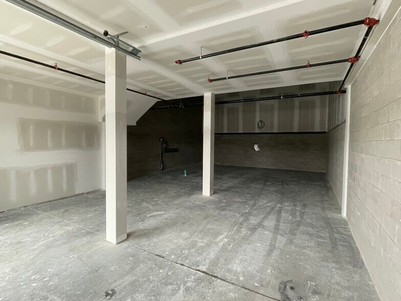 More Photos Of 585 Hanlon Creek Blvd, Guelph Showroom For Lease