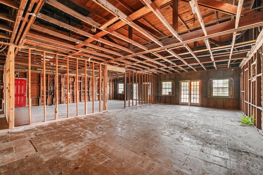 More Photos Of 2219 S Flores St, San Antonio Freestanding For Sale