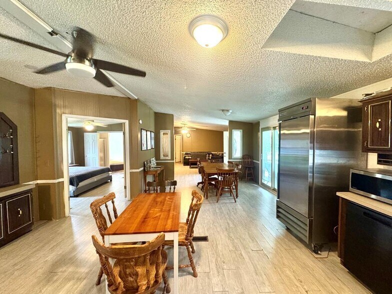 More Photos Of 158 Caloric Rd., Mullens Flex For Sale