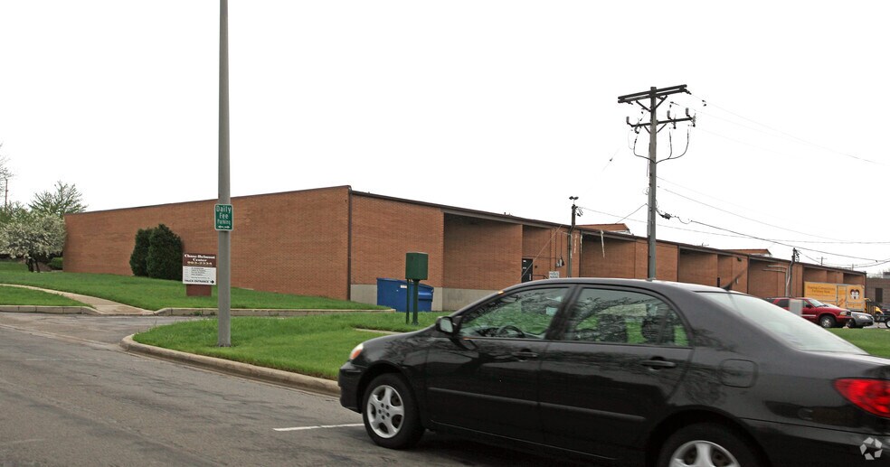 More Photos Of 5101-5111 Chase Ave, Downers Grove Warehouse For Lease