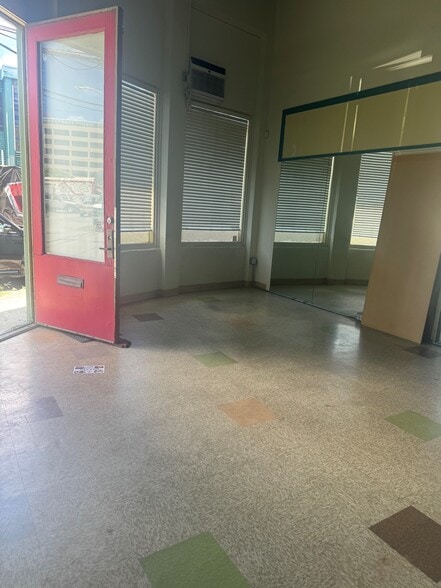 More Photos Of 525 Cummins St, Honolulu Storefront For Lease