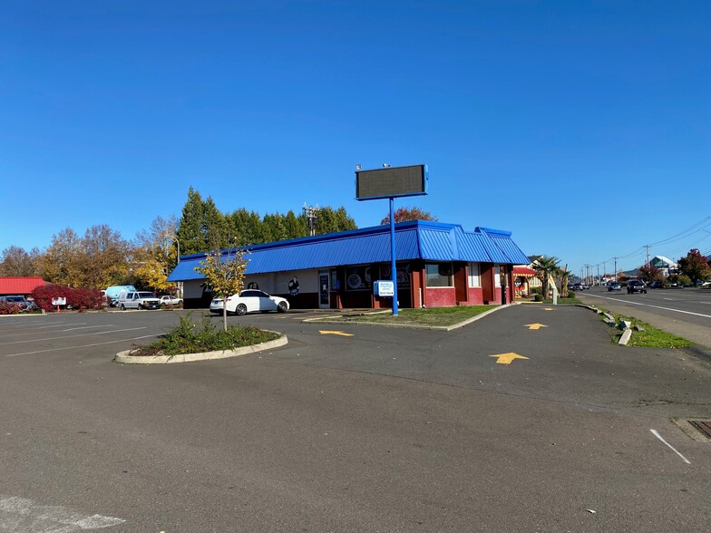 Primary Photo Of 1915 Portland Rd, Newberg Fast Food For Sale