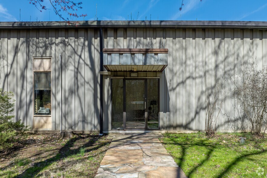 More Photos Of 6124 Potters, Plumsteadville Manufacturing For Sale