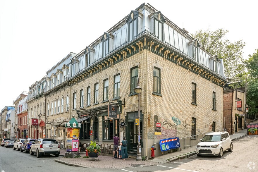 Primary Photo Of 475 Rue Saint-Jean, Québec General Retail For Sale