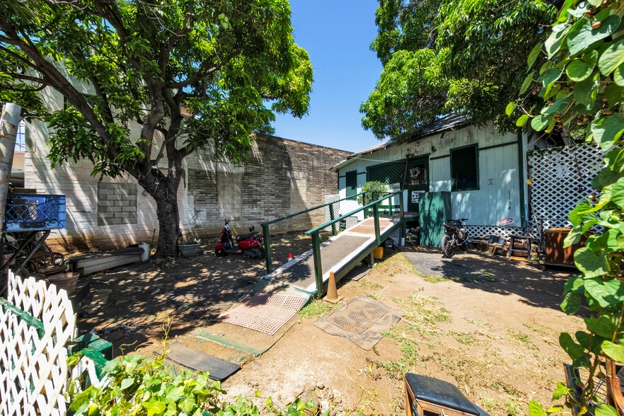 More Photos Of 3065 Kapiolani Blvd, Honolulu Warehouse For Sale