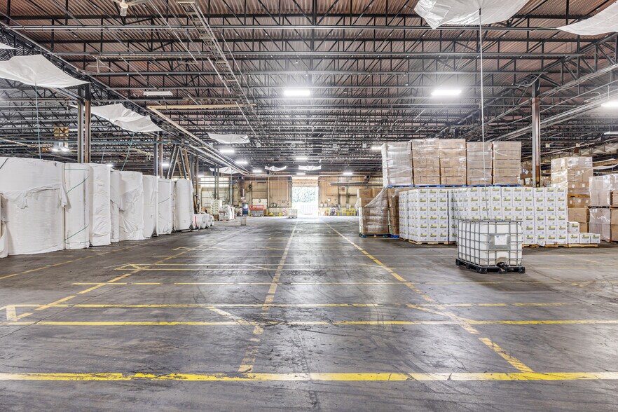 More Photos Of 500 Rue Léger, Riviere-beaudette Manufacturing For Sale