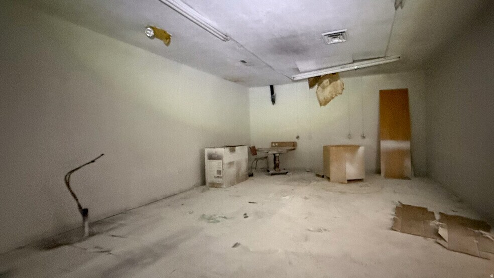 More Photos Of 545 E 100 N, Price Office For Sale