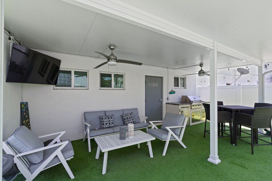 More Photos Of 3655 N Dixie Hwy, Oakland Park General Retail For Sale