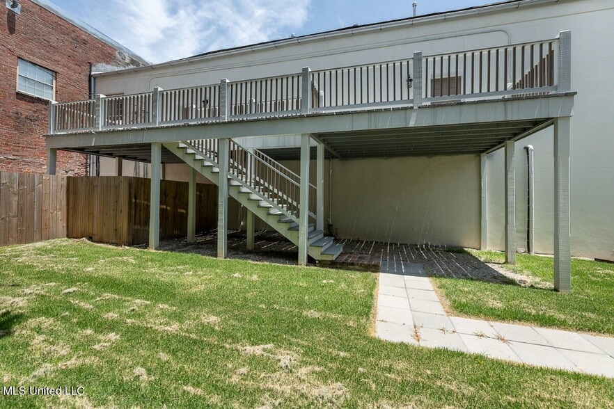 More Photos Of 433 Main St, Natchez Freestanding For Sale