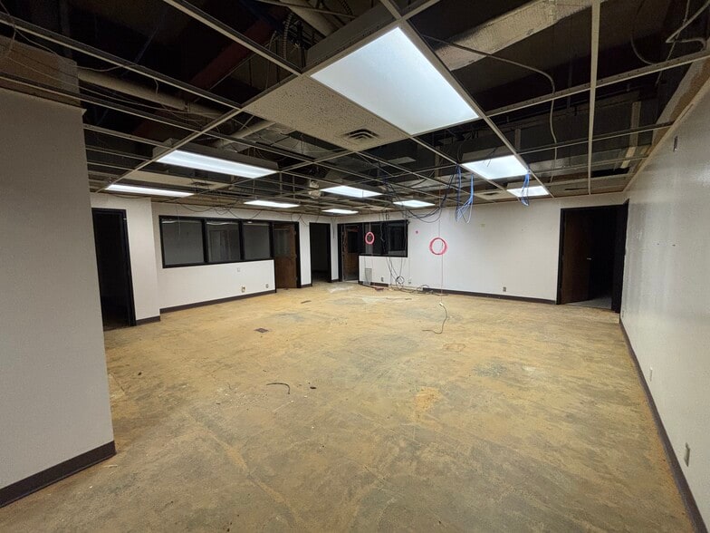 More Photos Of 9000 Old Santa Fe Rd, Kansas City Office For Sale