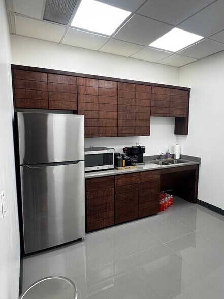 More Photos Of 11323 Rojas Dr, El Paso Warehouse For Lease