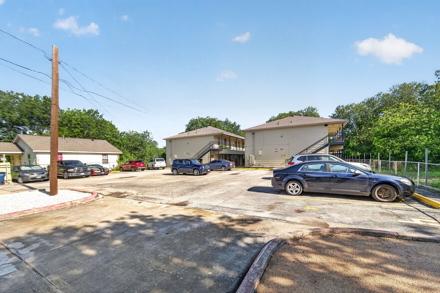 More Photos Of 926 Drury Ln, San Antonio Apartments For Sale