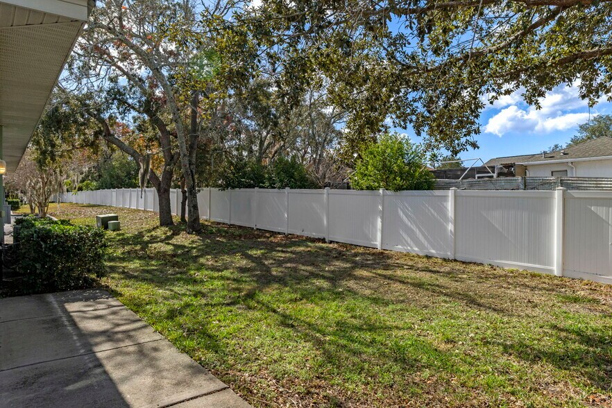 More Photos Of 8352 Forest Oaks Blvd, Spring Hill Office For Sale