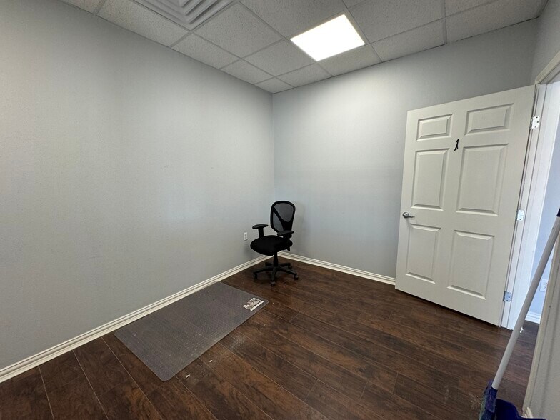 More Photos Of 115 Main st, Italy Office For Sale