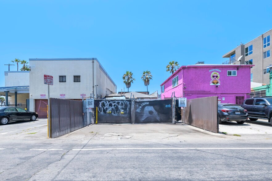 More Photos Of 2013 Ocean Front Walk, Venice Storefront For Lease