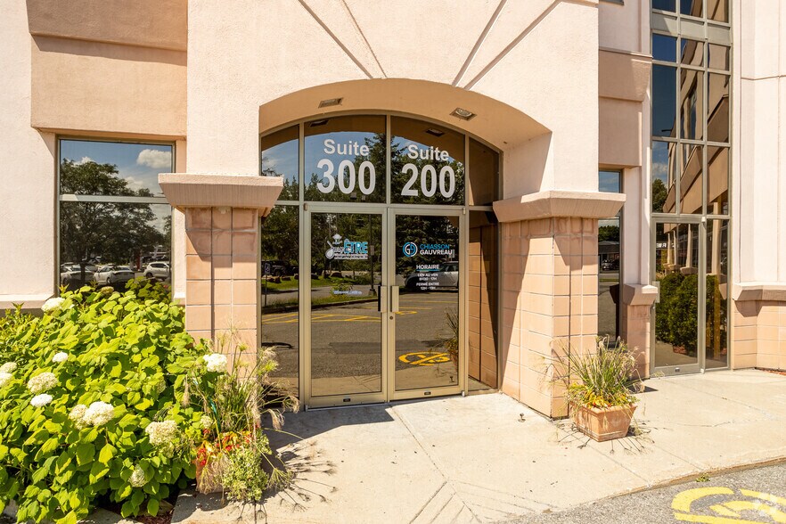 More Photos Of 185 Boul Saint-Jean-Baptiste, Châteauguay Office For Lease