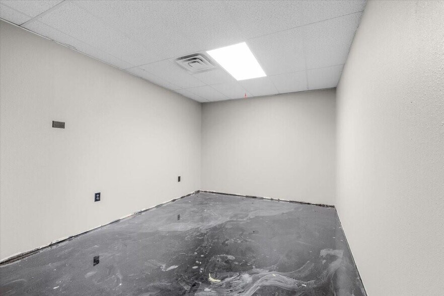 More Photos Of 3206 W Us Highway 377, Granbury Flex For Sale