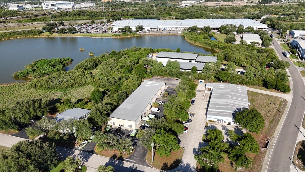 More Photos Of 1052-1060 Endeavor Ct, Nokomis Warehouse For Lease