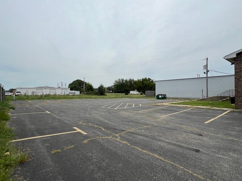 More Photos Of 3130 N Woodford St, Decatur General Retail For Sale