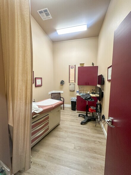 More Photos Of 2110 Railroad Ave, Redding Medical For Sale