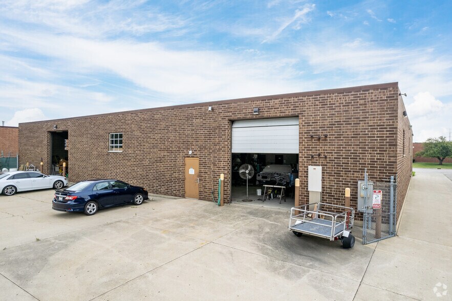 More Photos Of 294 Commonwealth Dr, Carol Stream Industrial For Lease