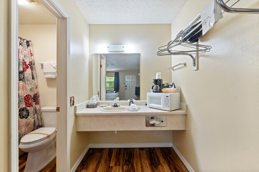 More Photos Of 3031 E Van Buren, Eureka Springs Hotel For Sale