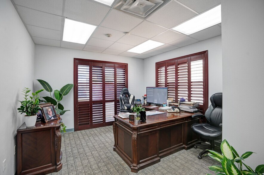 More Photos Of 1882 Porter Lake Dr, Sarasota Light Manufacturing For Sale