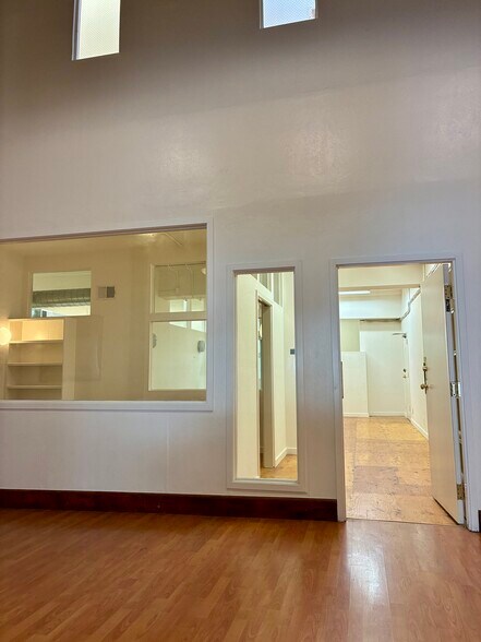 More Photos Of 2141 Mission St, San Francisco Loft Creative Space For Lease