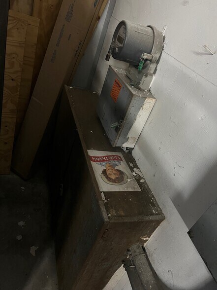 More Photos Of 1990 Dixie Hwy, Hamilton Flex For Sale