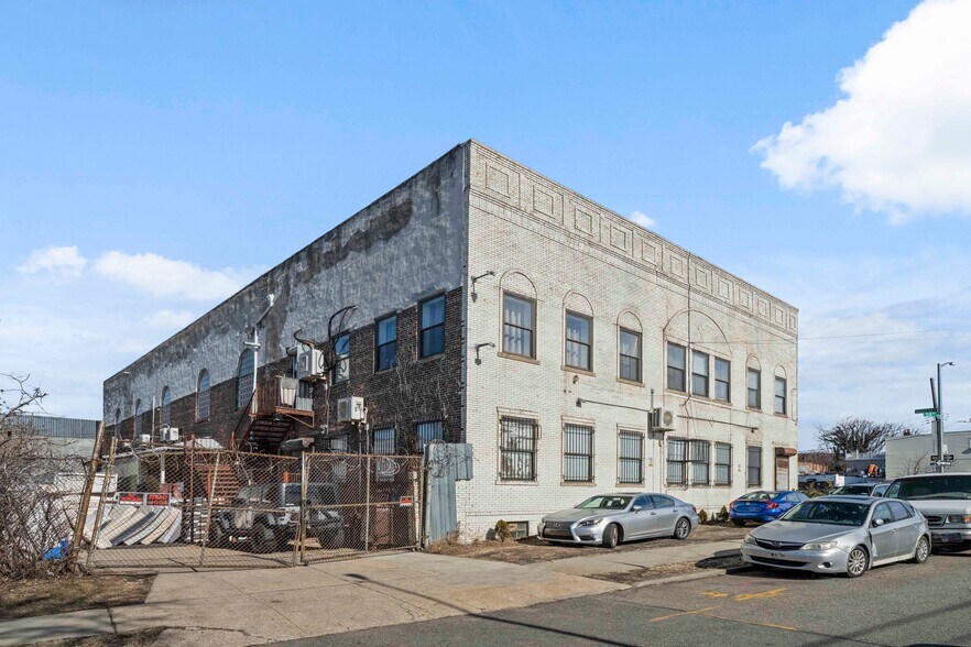 More Photos Of 5670 58th St, Flushing Specialty For Sale