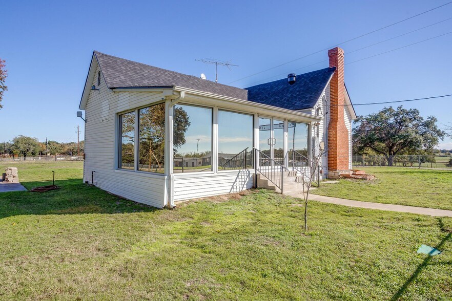 More Photos Of 3952 Tin Top Rd, Weatherford Flex For Sale