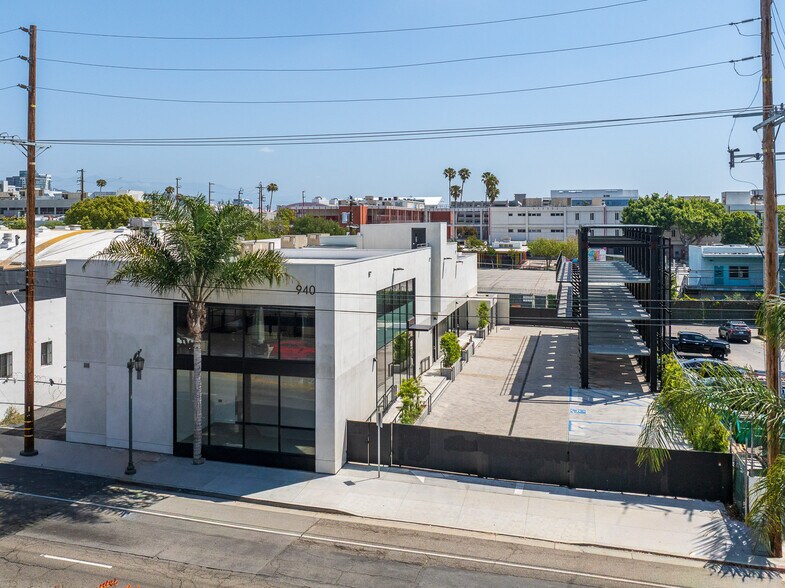 Primary Photo Of 940 N Highland Ave, Los Angeles Loft Creative Space For Lease